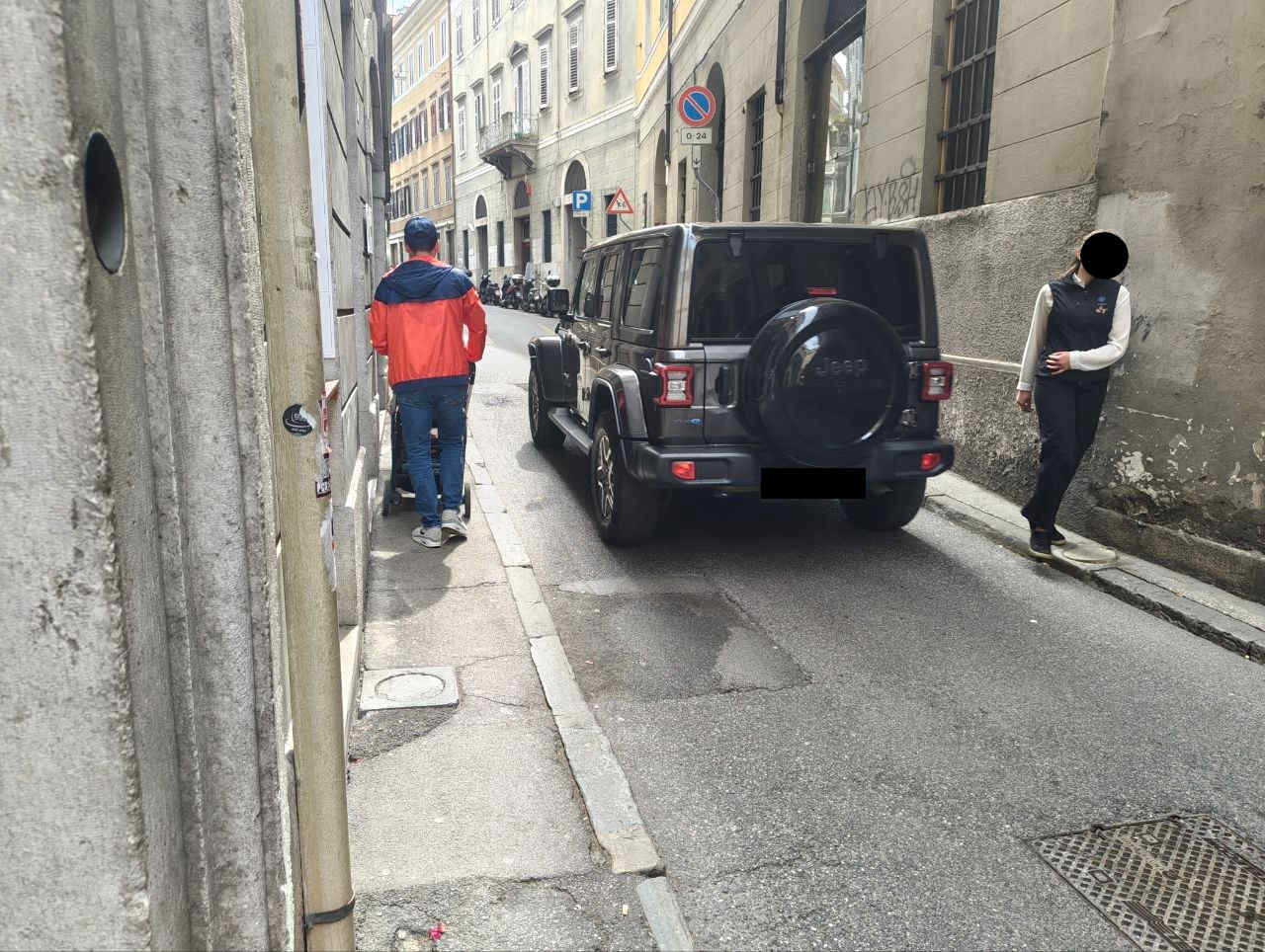 Marciapiedi risicati in Via della Madonna del Mare